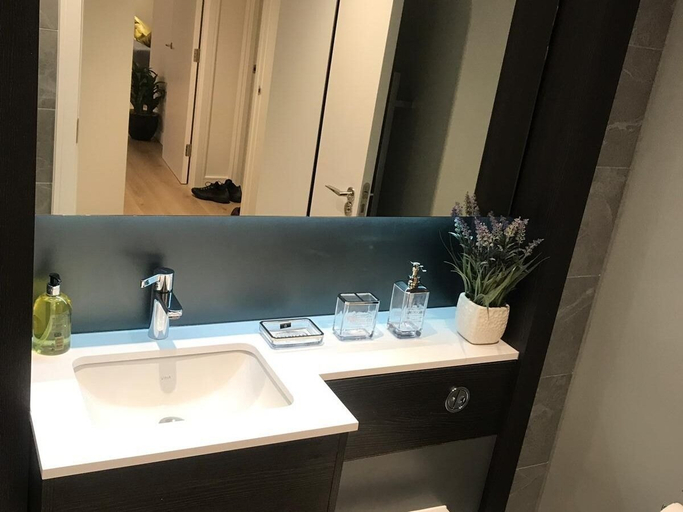 Bathroom 3, Kew Bridge Apartments, London