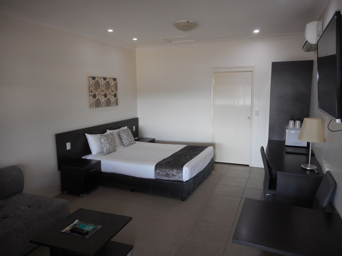 Bedroom 3, Injune Motor Inn, Bungil