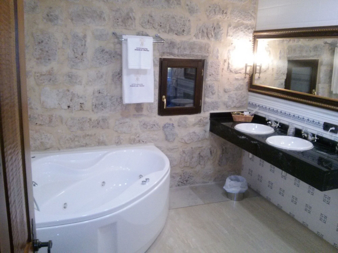 Bathroom, Señorio de Olmillos, Burgos