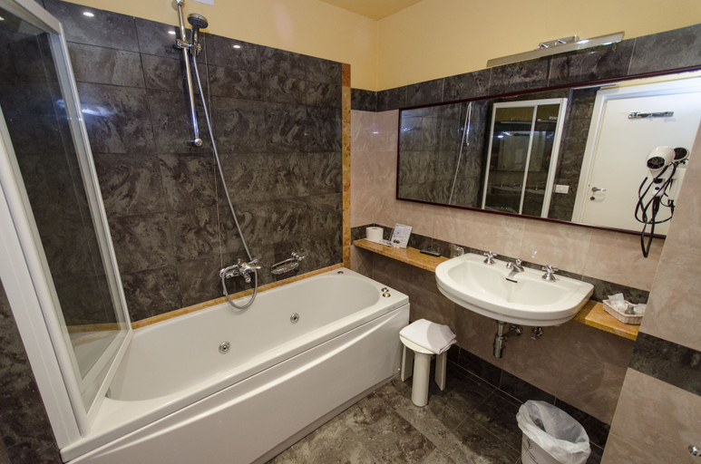 Bathroom 4, Grand Hotel Terme Tamerici e Principe, Pistoia