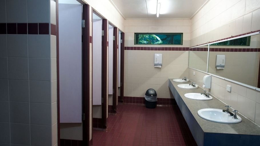 Bathroom 4, Daintree Crocodylus, Douglas