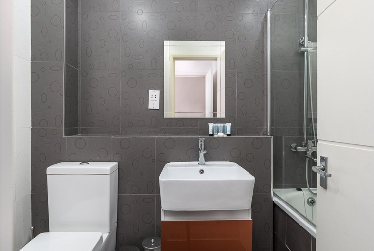 Bathroom 5, Modern Bedford Blues Apartment, Bedfordshire