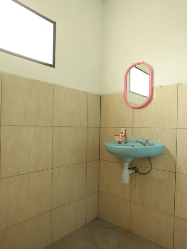 Bathroom 4, OYO 588 Richmond Guest House, Cirebon