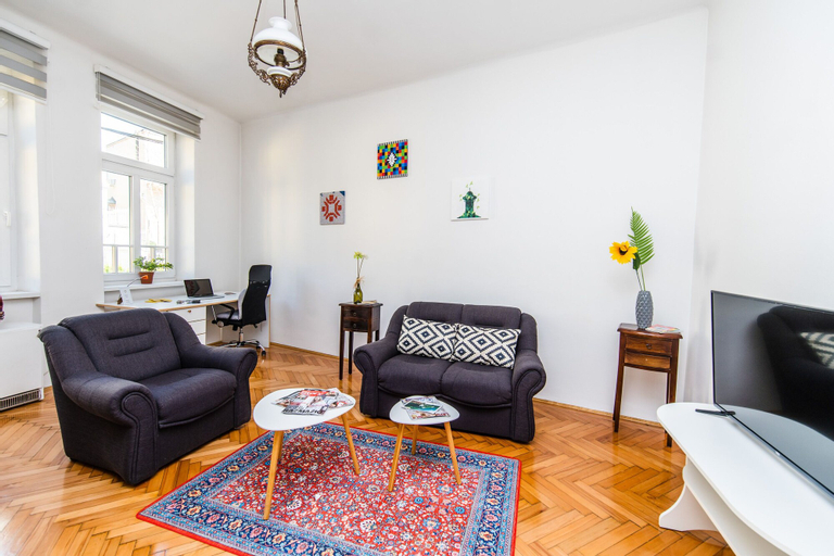 Bright and Sunny Apartment in The City Center!, Sarajevo