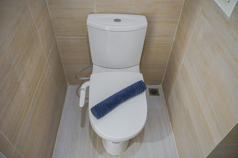 Bathroom 2, Comfy and Cozy Studio Silk Town Apartment By Travelio, Tangerang