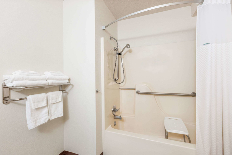 Bathroom 5, Super 8 By Wyndham Storm Lake, Buena Vista