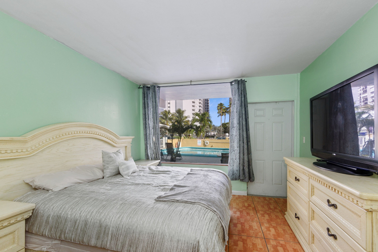 Bedroom 1, Sky Islands Hotel, Broward