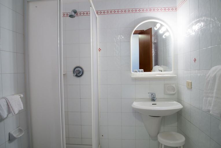Bathroom 4, Hotel Internazionale, Napoli