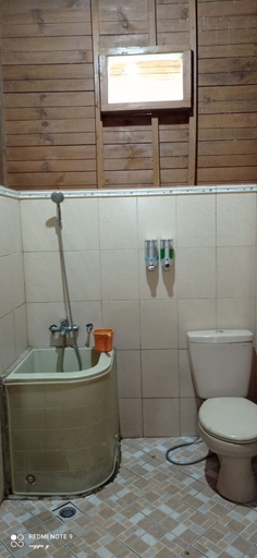 Bathroom 5, Bungalow Kampung Strawberry, Bandung
