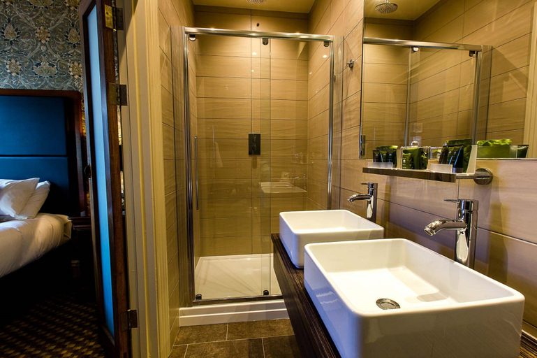 Bathroom 3, The Maltsters Arms, Cardiff