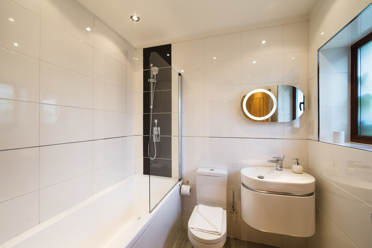 Bathroom 4, Ashbrook Lets, Oxfordshire