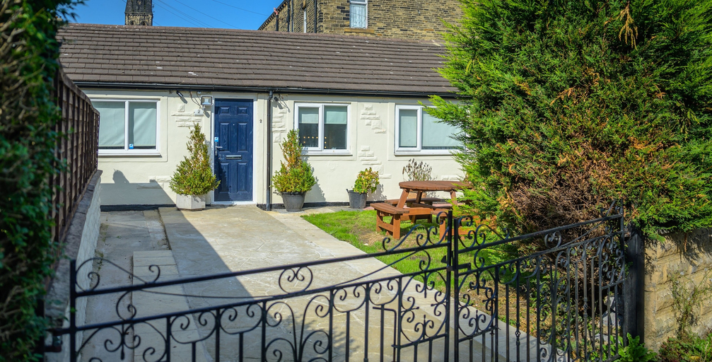 Others 3, Inviting 1-bed House in Bradford, Bradford