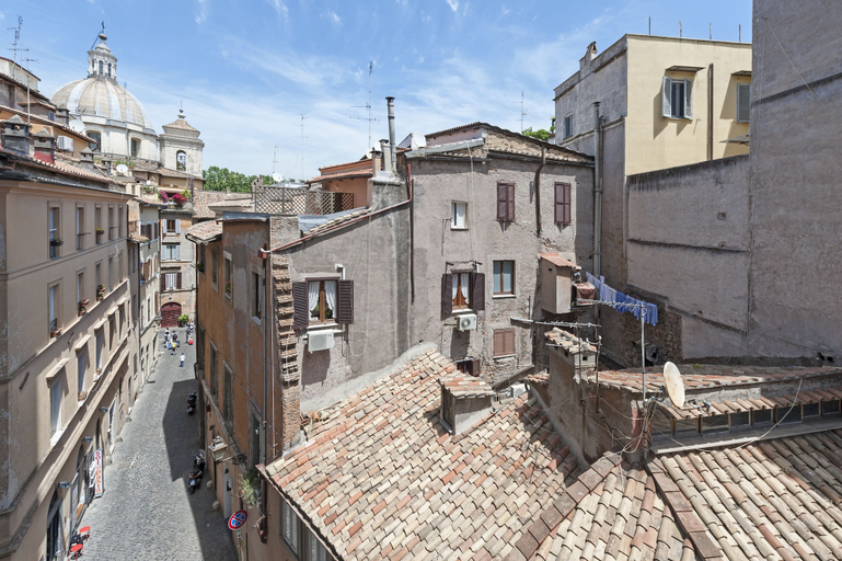 Others 4, Vetrina, Rome