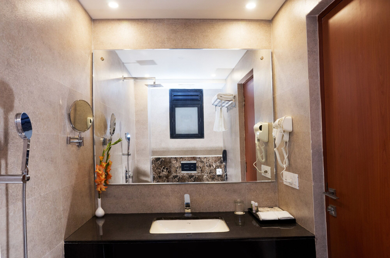 Bathroom 3, Hotel Amalfi Grand, Patna