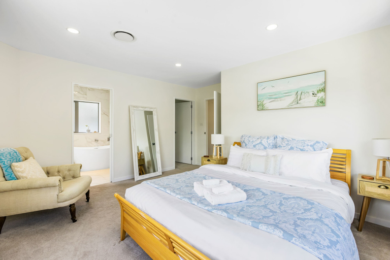 Bedroom 3, Stunning Taka Retreat nr Beach-Netflix, Waitakere