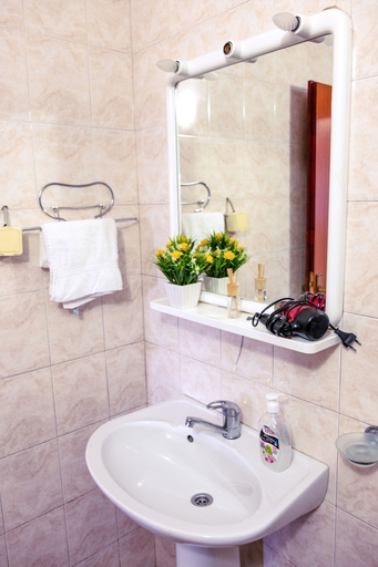 Bathroom 3, Bivalvia Apartments