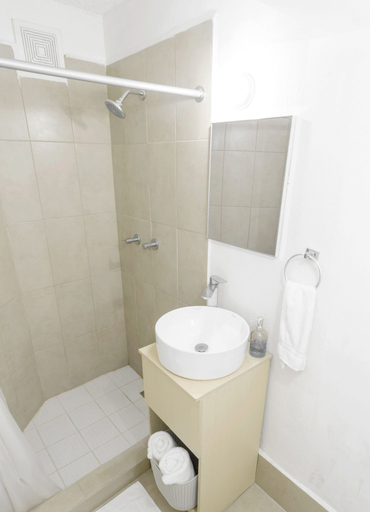 Bathroom 3, Hotel Citadin Z4, ZONA 5