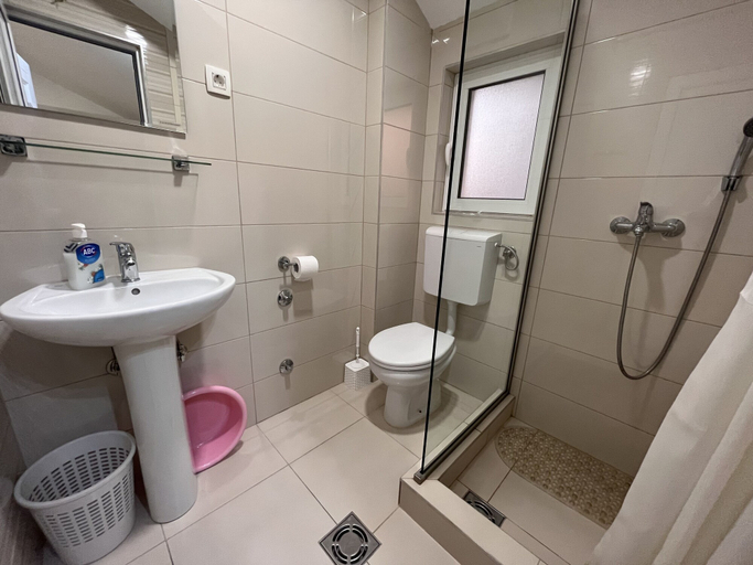 Bathroom 3, Pearl Apartments