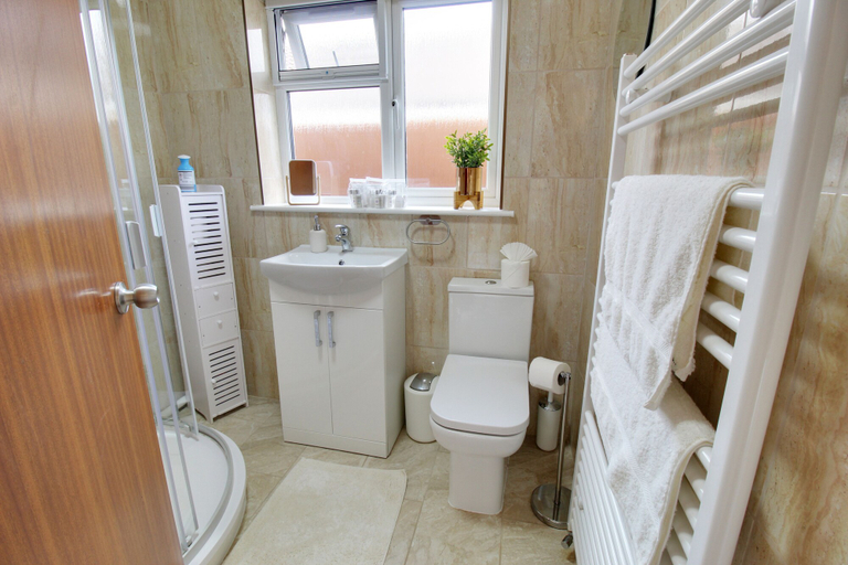 Bathroom, Cedar Drive, Holbeach - 1 to 4 - Self Catering, Lincolnshire
