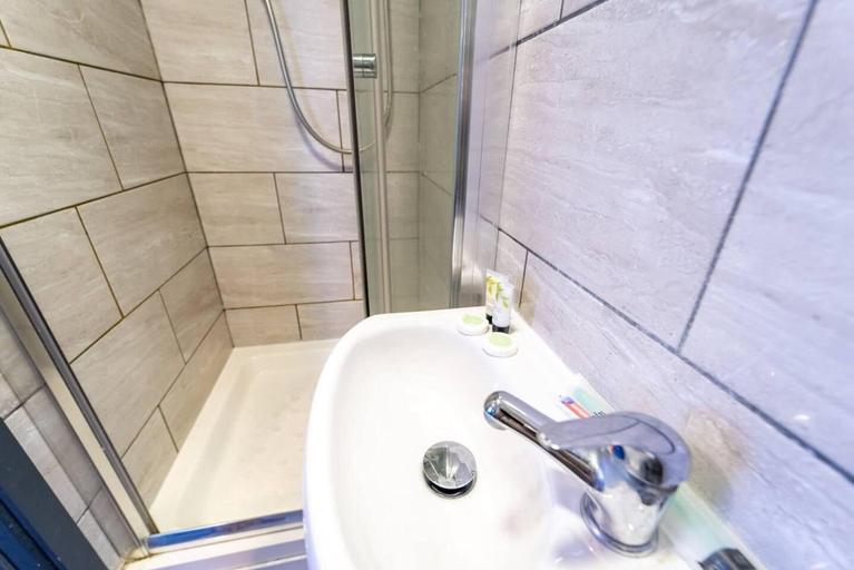 Bathroom 2, Cosy Spacious Studio Available, Birmingham