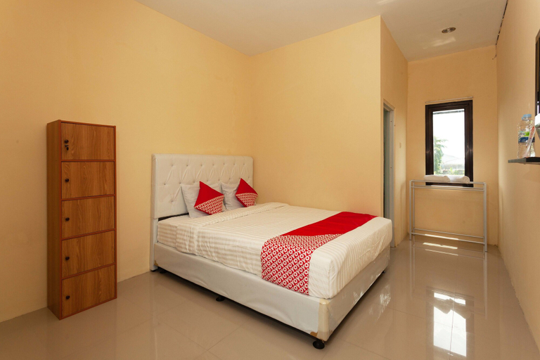 Bedroom 1, OYO 588 Richmond Guest House, Cirebon