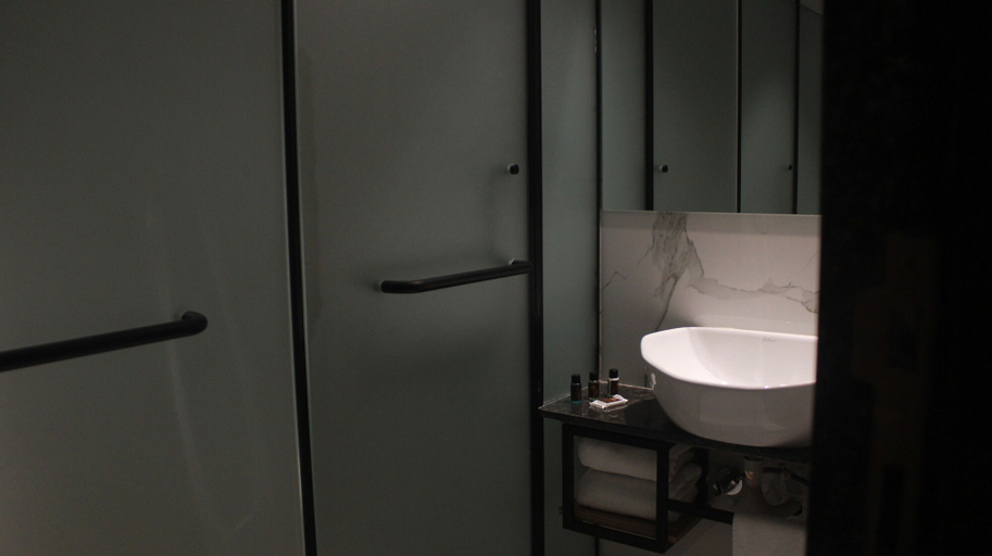 Bathroom 4, NRICH SKYOTEL, Navsari