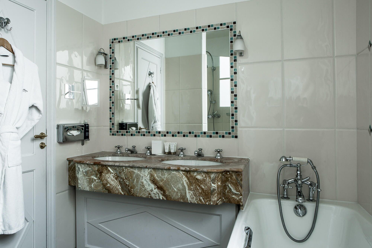 Bathroom 5, Hotel Brighton, Paris
