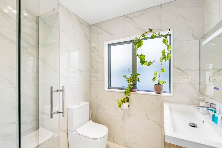 Bathroom 4, Stunning Taka Retreat nr Beach-Netflix, Waitakere