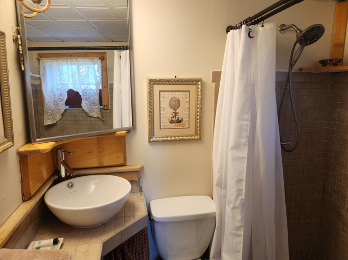 Bathroom 3, Lily Garden Bed and Breakfast, Jefferson