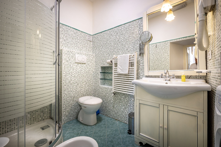 Bathroom 3, duomo palace, Florence
