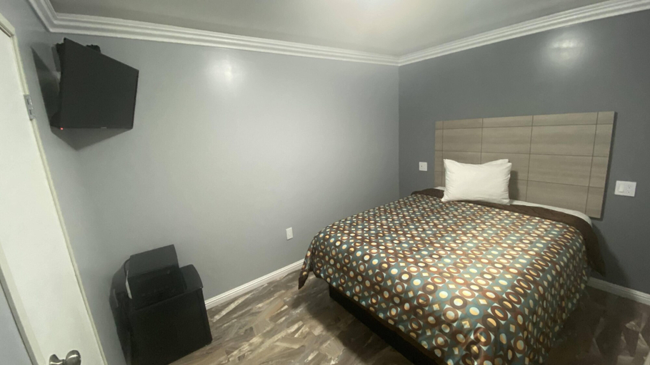 Bedroom 1, La Perla Motel, Los Angeles