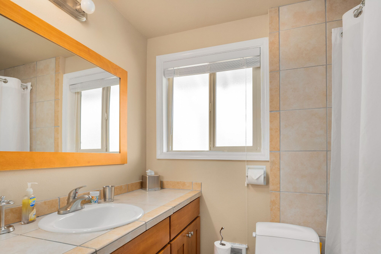Bathroom, Seattle Vacation Home - Roy Street, Seattle