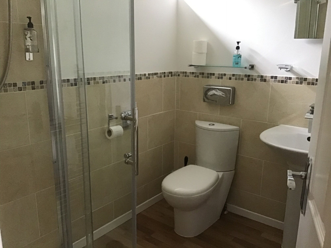 Bathroom 5, The New Inn Motel, North Yorkshire