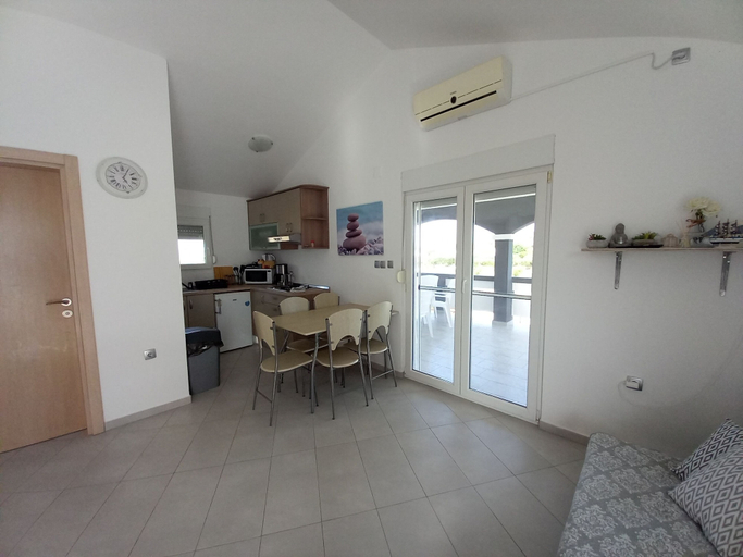 Dining 2, Apartment With a Pool, Mountainview, Near the Sea!, Posedarje