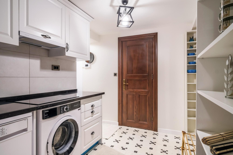 Room 3, Convenient Flat w Garden 10 min to Galataport, Beyoğlu