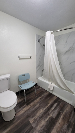 Bathroom 5, Greeneville Inn and Suites, Greene