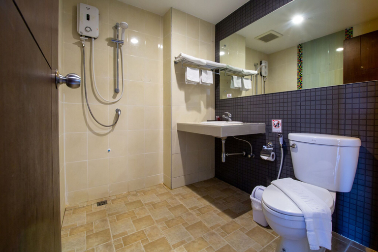 Bathroom 4, WE Valley Hotel, Muang Chiang Mai