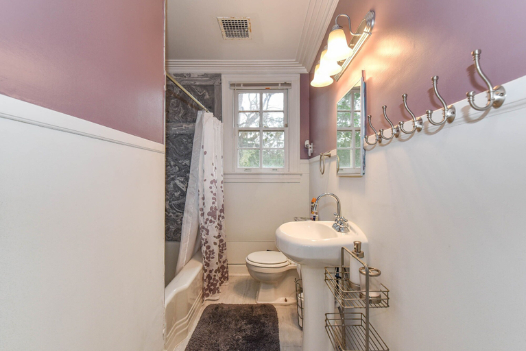 Bathroom 4, Super Fast Internet. Pets welcome, Bryan