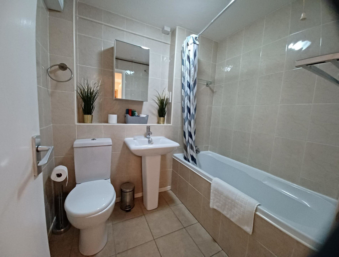 Bathroom, White Door Malt-Huku Kwetu (Dunstable), Central Bedfordshire
