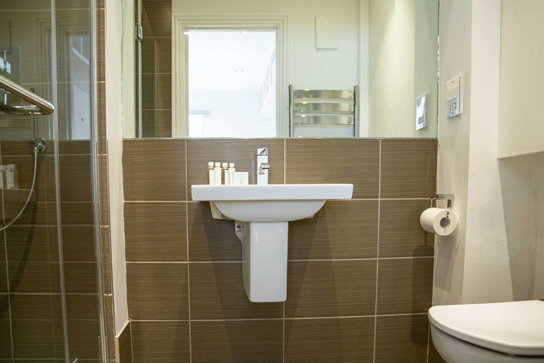 Bathroom 4, Bright Chelsea Garden Nest, London