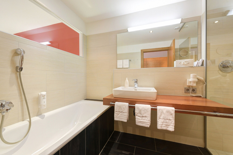 Bathroom 5, Hotel Alpenland, Landeck