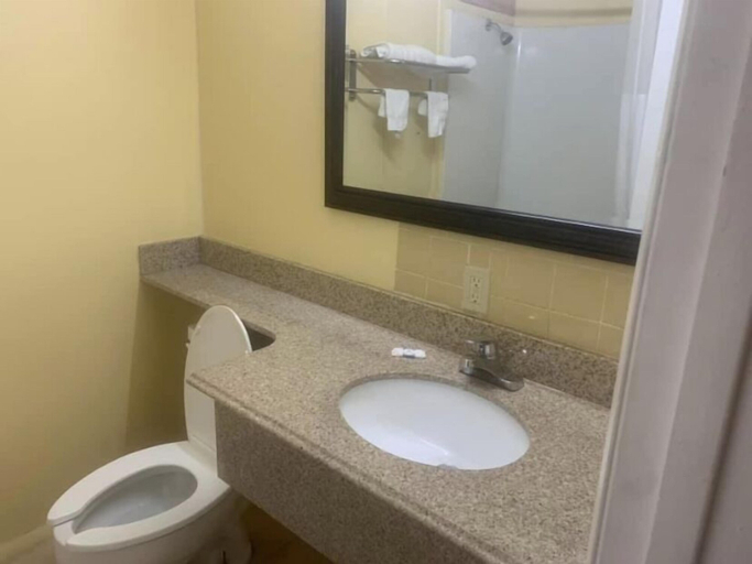 Bathroom 2, Economy INN poteau, Le Flore