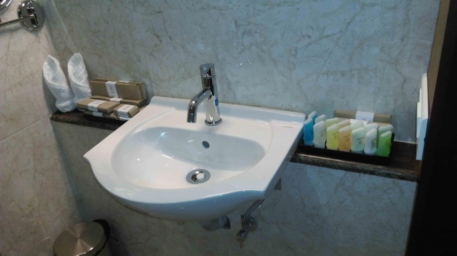 Bathroom, Hotel Saj international, Ernakulam