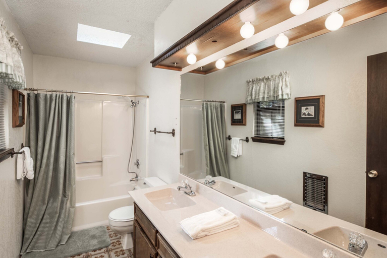 Bathroom 3, Cozy Hideout, Lincoln