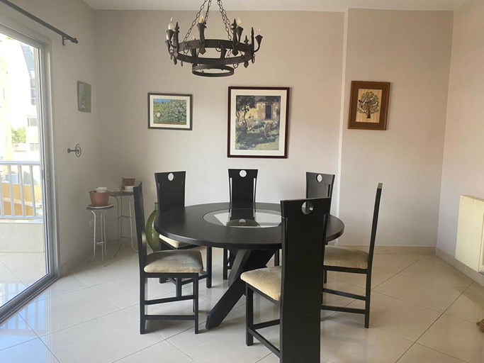 Dining 4, Stunning 2-bed Apartment in Achrafieh Beirut, Beirut