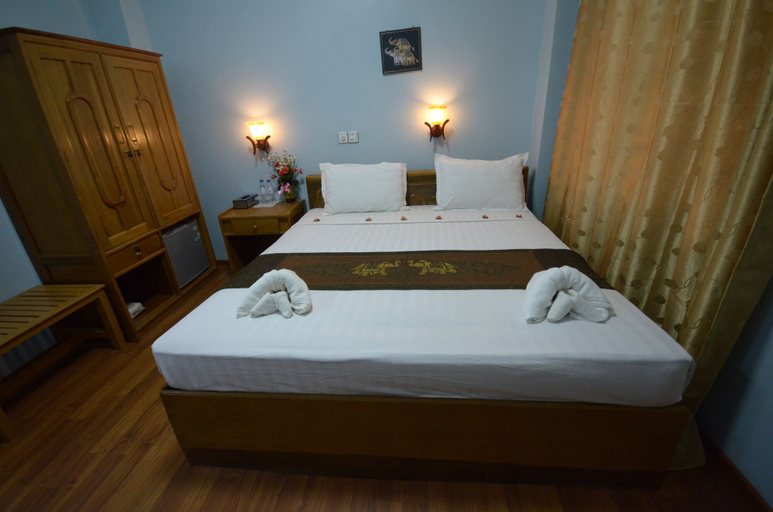 Bedroom 2, Inlay Palace Hotel, Taunggye