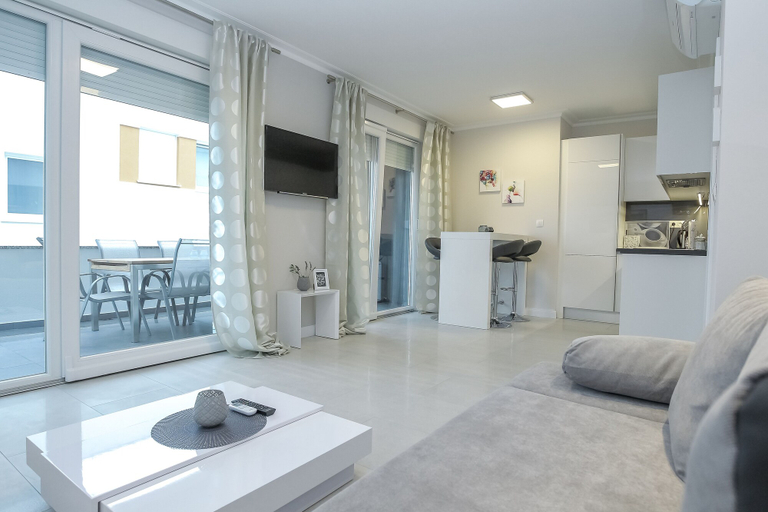 Others 4, Tomana Apartment with Jacuzzi, Novalja