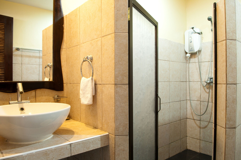 Bathroom 3, Nabulao Beach and Dive Resort, Hinoba-An