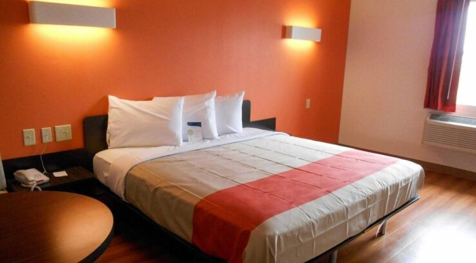 Bedroom 3, Motel 6 Jourdanton, TX, Atascosa