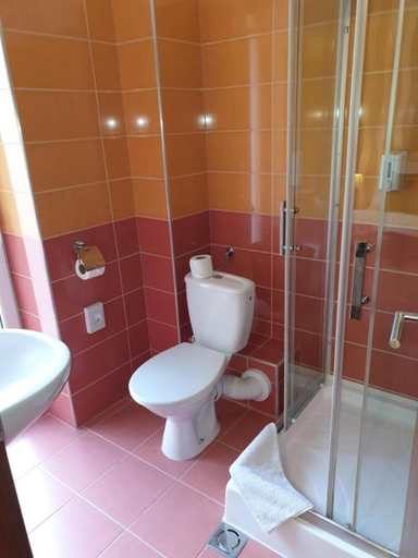 Bathroom 4, Six Inn Hotel, Budapesti